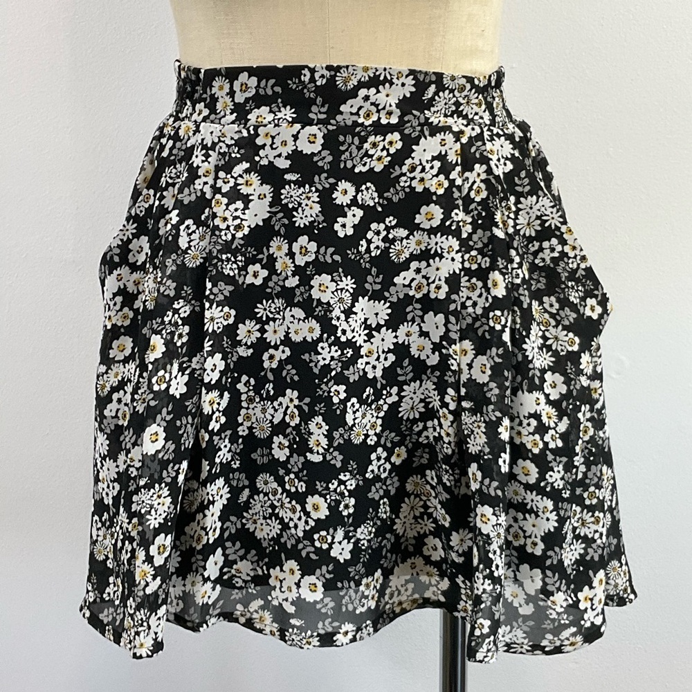 JOLT Black and White Floral Mini Skirt Pockets Elastic Back Lined Women’s Medium